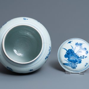 Een Chinese blauw-witte dekselvaas met floraal decor, Transitie periode — foto 5