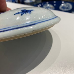 Een Chinese blauw-witte dekselvaas met floraal decor, Transitie periode — foto 10