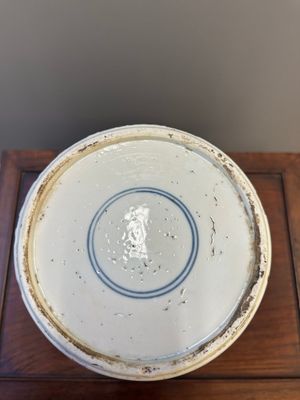 Een Chinese blauw-witte dekselvaas met lotusslingers, Kangxi — foto 17