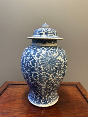 Een Chinese blauw-witte dekselvaas met lotusslingers, Kangxi — foto 3