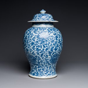 Een Chinese blauw-witte dekselvaas met lotusslingers, Kangxi — foto 1