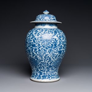 Een Chinese blauw-witte dekselvaas met lotusslingers, Kangxi — foto 2