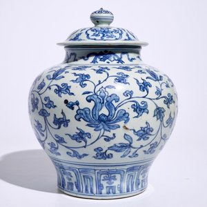 Een Chinese blauw-witte dekselvaas met pioenslingers, Ming, Wanli — foto 1