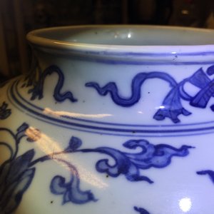 Een Chinese blauw-witte dekselvaas met pioenslingers, Ming, Wanli — foto 14