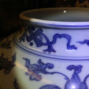 Een Chinese blauw-witte dekselvaas met pioenslingers, Ming, Wanli — foto 15