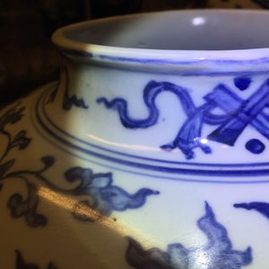 Een Chinese blauw-witte dekselvaas met pioenslingers, Ming, Wanli — foto 16