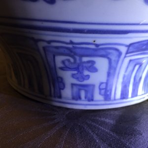 Een Chinese blauw-witte dekselvaas met pioenslingers, Ming, Wanli — foto 23