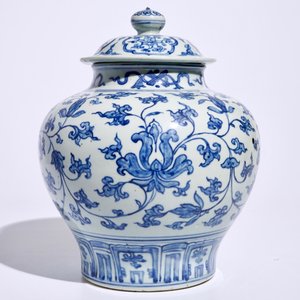 Een Chinese blauw-witte dekselvaas met pioenslingers, Ming, Wanli — foto 4