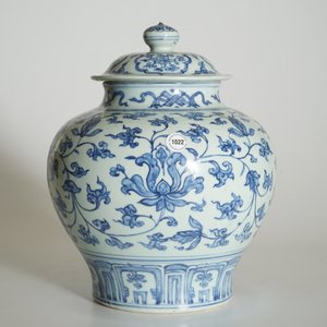 Een Chinese blauw-witte dekselvaas met pioenslingers, Ming, Wanli — foto 7