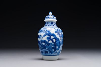 Een Chinese blauw-witte dekselvaas met vissers in een rivierlandschap, jade merk, Kangxi — foto 2