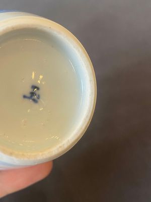 Een Chinese blauw-witte dekselvaas met vissers in een rivierlandschap, jade merk, Kangxi — foto 9