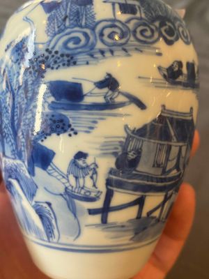 Een Chinese blauw-witte dekselvaas met vissers in een rivierlandschap, jade merk, Kangxi — foto 10