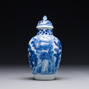 Een Chinese blauw-witte dekselvaas met vissers in een rivierlandschap, jade merk, Kangxi — foto 3