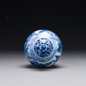 Een Chinese blauw-witte dekselvaas met vissers in een rivierlandschap, jade merk, Kangxi — foto 5