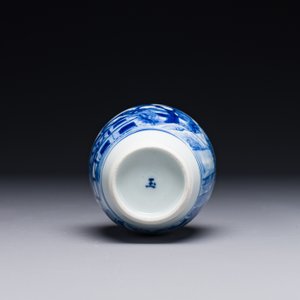 Een Chinese blauw-witte dekselvaas met vissers in een rivierlandschap, jade merk, Kangxi — foto 6