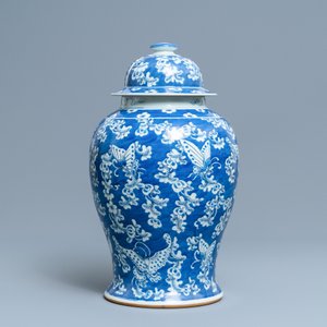 Een Chinese blauw-witte dekselvaas met vlinders, 19e eeuw — foto 2