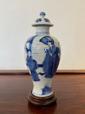 Een Chinese blauw-witte dekselvaas, Yu merk, Kangxi — foto 1