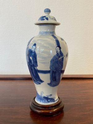 Een Chinese blauw-witte dekselvaas, Yu merk, Kangxi — foto 2