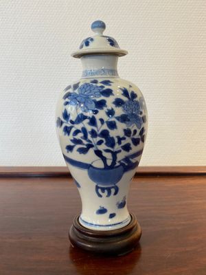 Een Chinese blauw-witte dekselvaas, Yu merk, Kangxi — foto 3