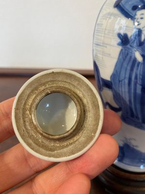 Een Chinese blauw-witte dekselvaas, Yu merk, Kangxi — foto 5