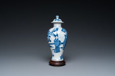Een Chinese blauw-witte dekselvaas, Yu merk, Kangxi