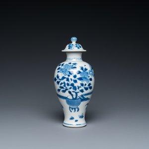 Een Chinese blauw-witte dekselvaas, Yu merk, Kangxi — foto 4