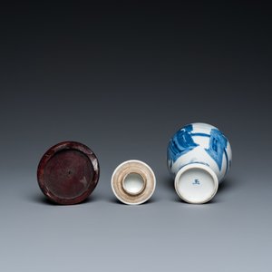 Een Chinese blauw-witte dekselvaas, Yu merk, Kangxi — foto 7