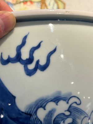 Een Chinese blauw-witte 'draak en karper' jardinière, 19e eeuw — foto 11