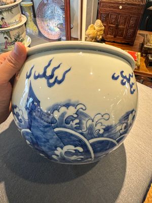 Een Chinese blauw-witte 'draak en karper' jardinière, 19e eeuw — foto 4