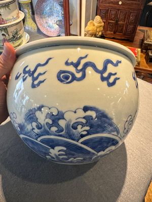 Een Chinese blauw-witte 'draak en karper' jardinière, 19e eeuw — foto 5