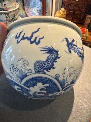 Een Chinese blauw-witte 'draak en karper' jardinière, 19e eeuw — foto 6