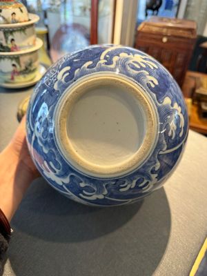 Een Chinese blauw-witte 'draak en karper' jardinière, 19e eeuw — foto 8
