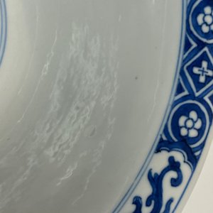 Een Chinese blauw-witte 'draken en feniksen' kom, Chenghua merk, Kangxi — foto 12