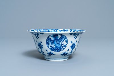 Een Chinese blauw-witte 'draken en feniksen' kom, Chenghua merk, Kangxi