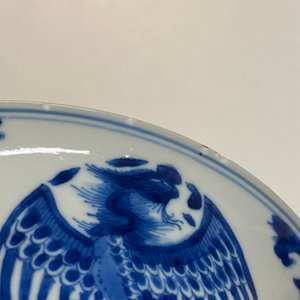Een Chinese blauw-witte 'draken en feniksen' kom, Chenghua merk, Kangxi — foto 11