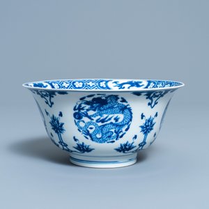 Een Chinese blauw-witte 'draken en feniksen' kom, Chenghua merk, Kangxi — foto 2