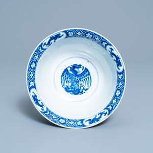 Een Chinese blauw-witte 'draken en feniksen' kom, Chenghua merk, Kangxi — foto 7