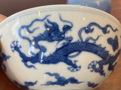 Een Chinese blauw-witte 'draken' kom en een lavendelblauwe penselenwasser, Qianlong merk, 19/20e eeuw — foto 6