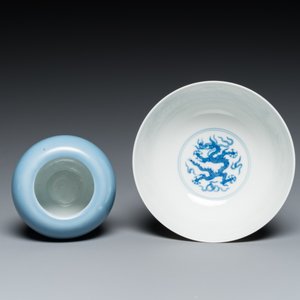 Een Chinese blauw-witte 'draken' kom en een lavendelblauwe penselenwasser, Qianlong merk, 19/20e eeuw — foto 6