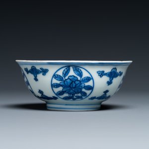 Een Chinese blauw-witte 'draken' kom met lança-inscripties, Wanli merk en periode — foto 8