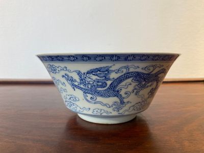 Een Chinese blauw-witte 'draken' kom, Yongzheng merk, 19/20e eeuw — foto 3