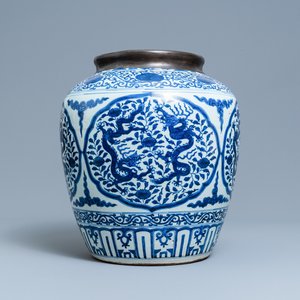 Een Chinese blauw-witte 'draken' pot met metalen montuur, Jiajing — foto 1