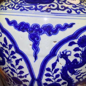 Een Chinese blauw-witte 'draken' pot met metalen montuur, Jiajing — foto 12