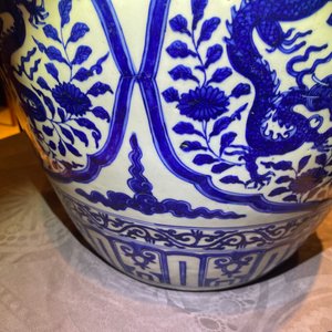 Een Chinese blauw-witte 'draken' pot met metalen montuur, Jiajing — foto 13