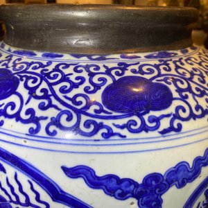 Een Chinese blauw-witte 'draken' pot met metalen montuur, Jiajing — foto 17