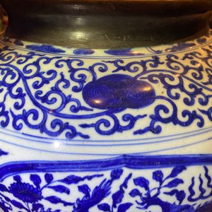 Een Chinese blauw-witte 'draken' pot met metalen montuur, Jiajing — foto 20