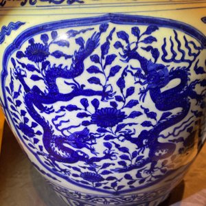 Een Chinese blauw-witte 'draken' pot met metalen montuur, Jiajing — foto 21