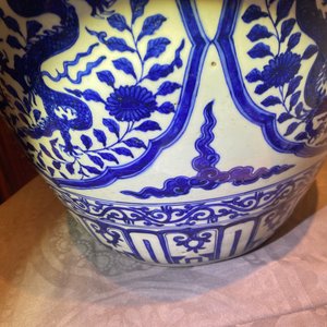 Een Chinese blauw-witte 'draken' pot met metalen montuur, Jiajing — foto 23
