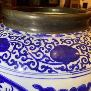 Een Chinese blauw-witte 'draken' pot met metalen montuur, Jiajing — foto 25