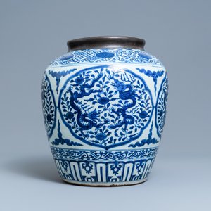 Een Chinese blauw-witte 'draken' pot met metalen montuur, Jiajing — foto 4